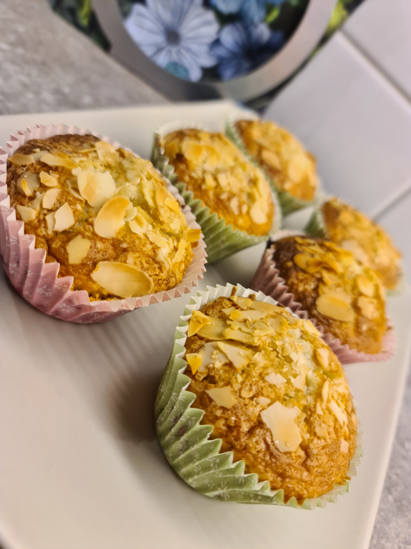 glutenfria-hallonmuffins-med-vit-choklad-glutenfriabaket